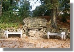 Goethes Gartenhaus, Ruheplatz mit Steintafel