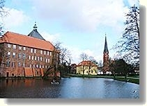 Schlossteich mit Schloss und Turm der Marienkirche